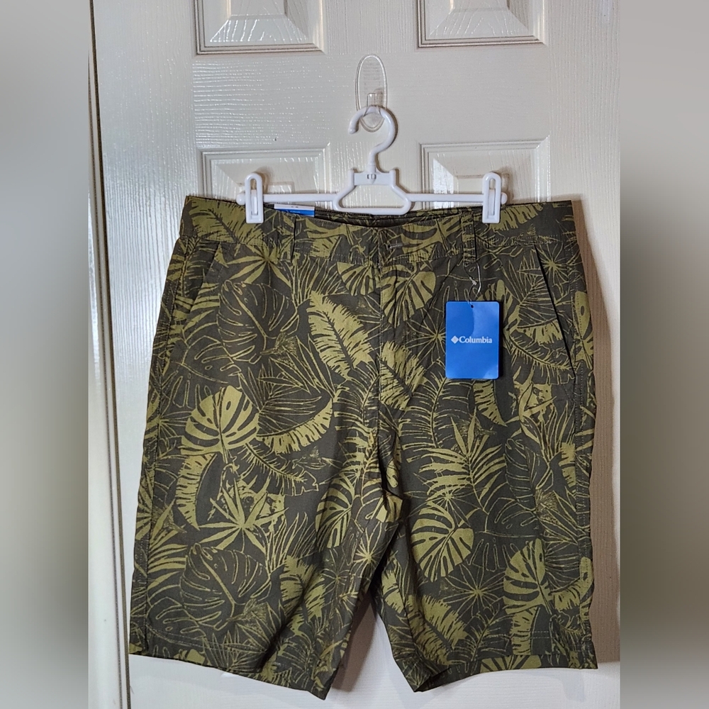 Men's Columbia Washed Out King Palm Print Olive Green Shorts. NWT. Size 34